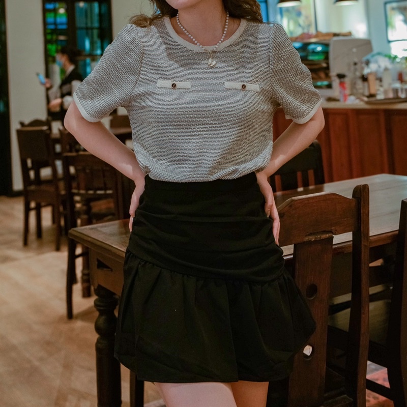 Chân váy xếp ly có lót quần Comic