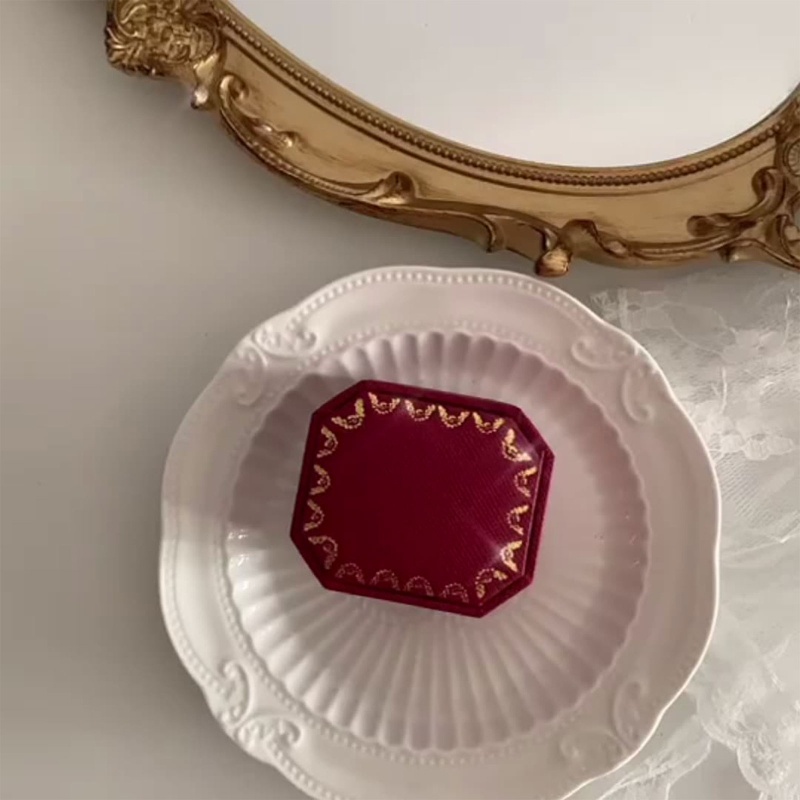 Hộp Đựng Trang Sức Có Nắp Màu Đỏ Sang Trọng