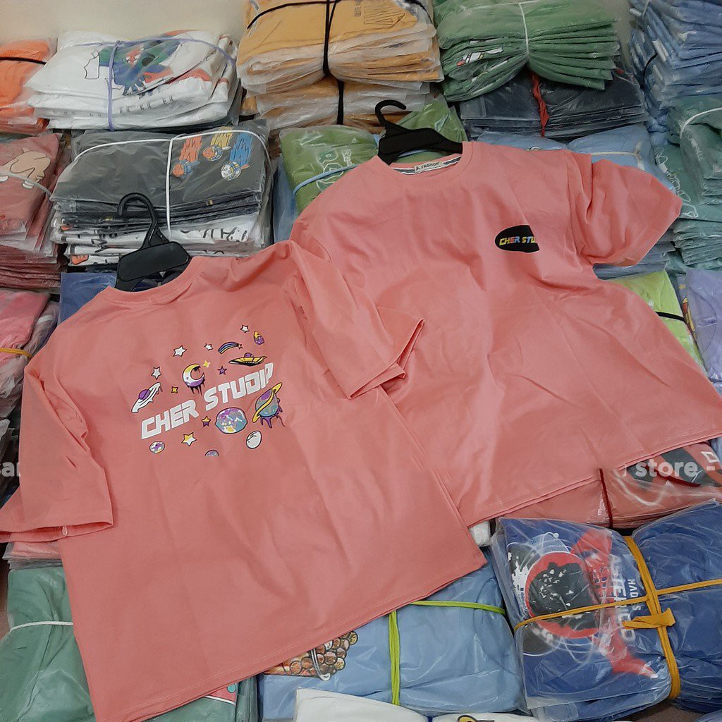 Áo thun 𝑭𝒓𝒆𝒆𝒔𝒉𝒊𝒑 Áo nữ freesize phông form rộng dáng Unisex L63, mặc lớp, nhóm, cặp in chữ CHER STUDIO màu hồng.