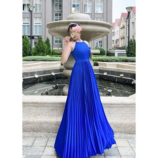 Đầm maxi lụa xanh coban dập ly cổ yếm mới nhất