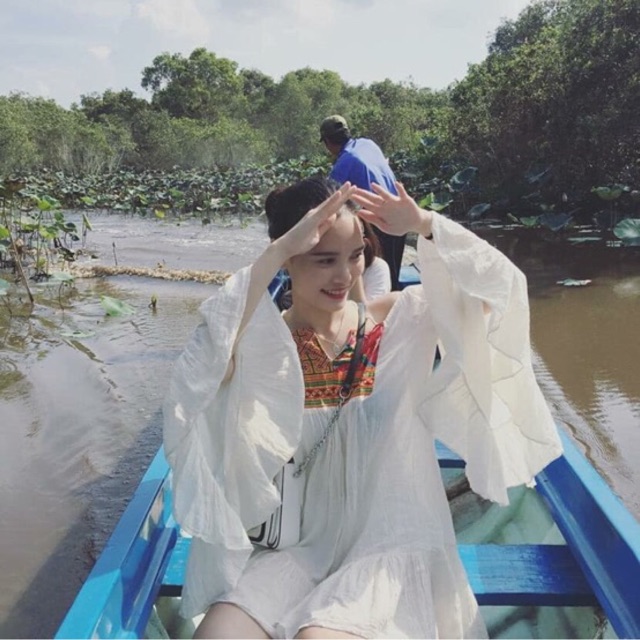 Đầm xô trắng trễ vai tay xoè thổ cẩm xanh boho