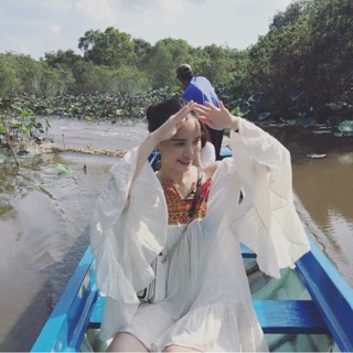 Đầm xô trắng trễ vai tay xoè thổ cẩm xanh boho