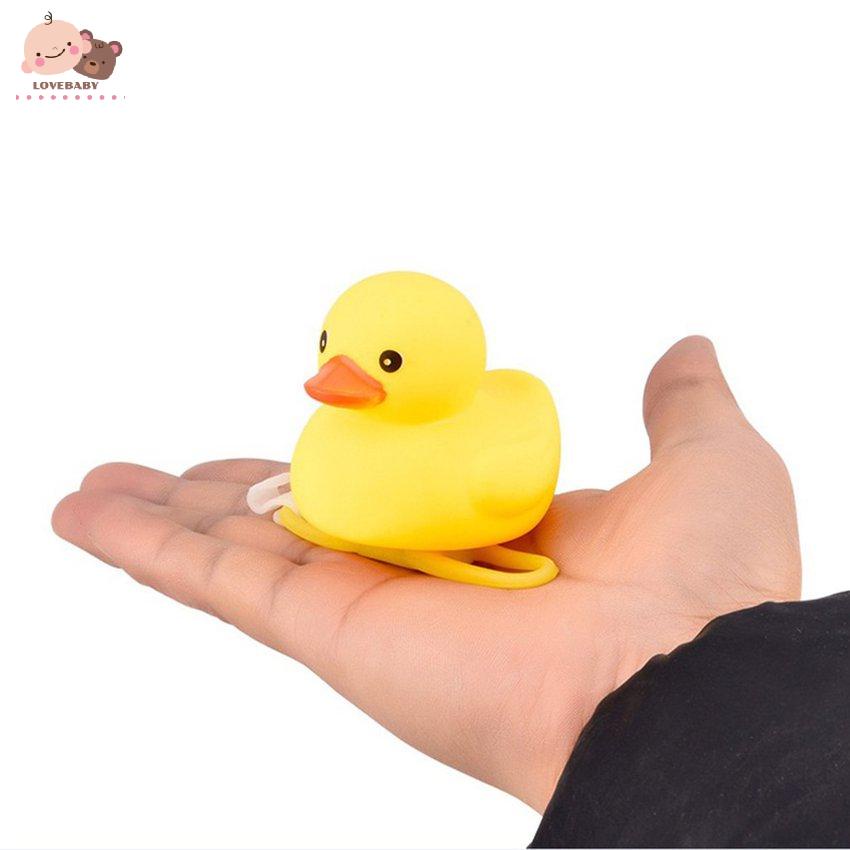 Chú vịt vàng đội mũ bảo hiểm gắn chong chóng trang trí xe hơi xe máy
