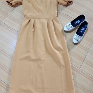 Đầm hót cổ vuông