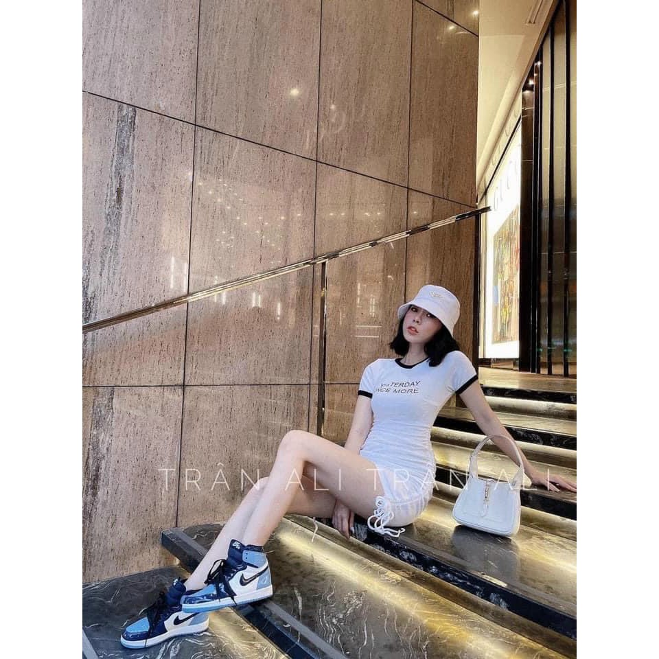 Đầm ôm body tay ngắn in Yesterday cổ viền màu trước ngực xinh phối rút dây bên hông điều chỉnh dài ngắn