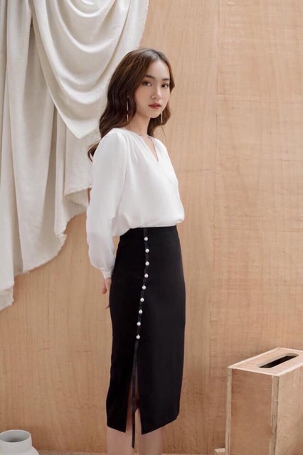 Chân vây bút chì sẻ trước nhẹ đính cúc ngọc | BigBuy360 - bigbuy360.vn