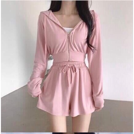 Set áo khoác quần đùi 4 màu  Chất :su xược  Gồm 3 màu trắng ,xanh,hồng
