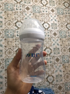 Bình sữa Phillips Avent natural 260ml ( núm 2 theo bình )