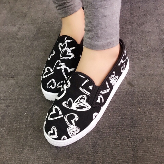 Giày slip on họa tiết tim VV21  | BigBuy360 - bigbuy360.vn