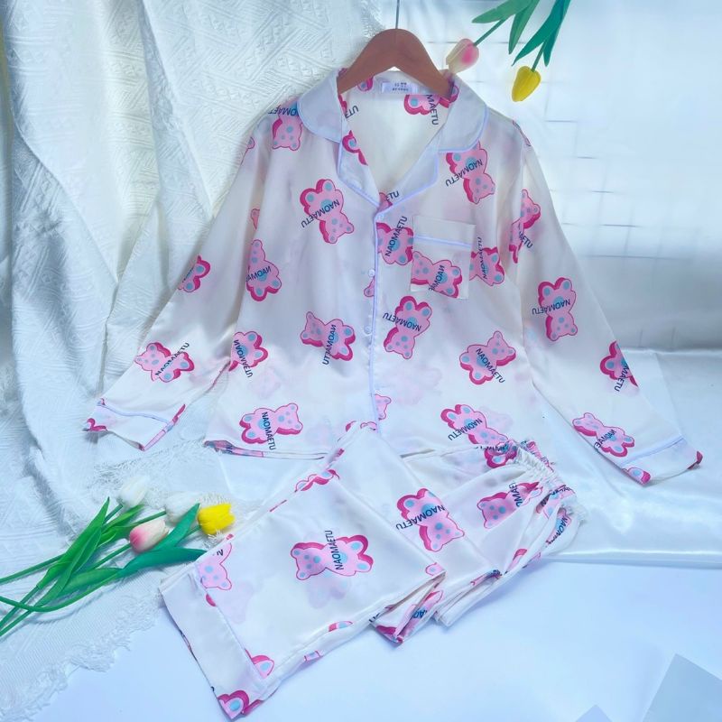 Set xinh xỉu : lụa satin hoạ tiết đẹp mê mẩn , lên dáng cực xinh , chất vải xuông mướt. Nhìn đã thấy mê . lo QAa⁰à⁰⁹⁹p