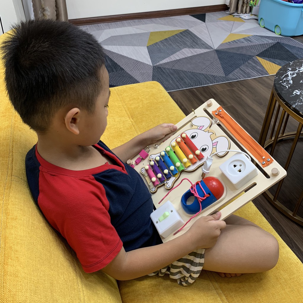 Đồ Chơi Gỗ,Bảng Bận Rộn Busy Board 2 Mặt Giúp Bé Học Tiếng Anh Và Học Kỹ Năng Tự Lập