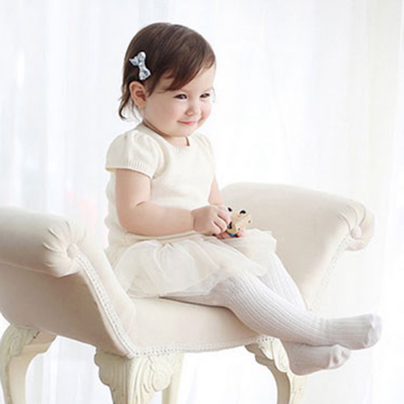 Quần tất màu trắng phong cách đơn giản dễ phối đồ cho bé