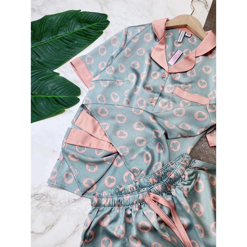 Bộ pijama quần đùi áo cộc tay in hoạ tiết lụa cao cấp Vic | BigBuy360 - bigbuy360.vn