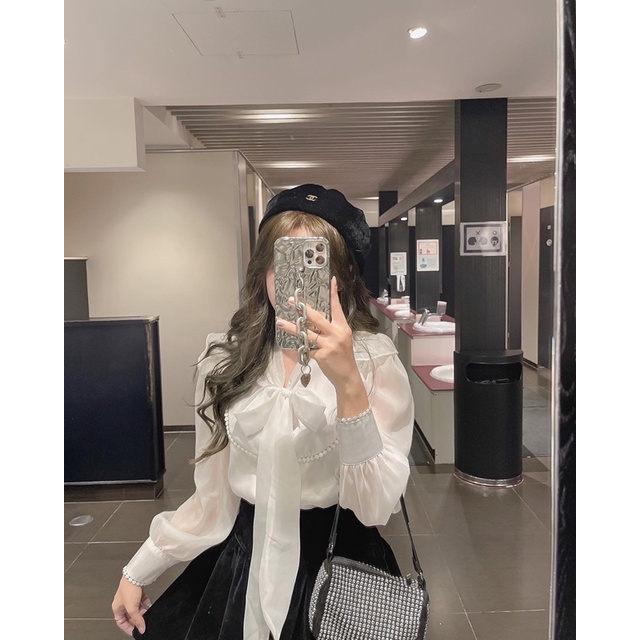 Sơmi voan cổ nơ viền hoa + chân váy nhung đen | BigBuy360 - bigbuy360.vn