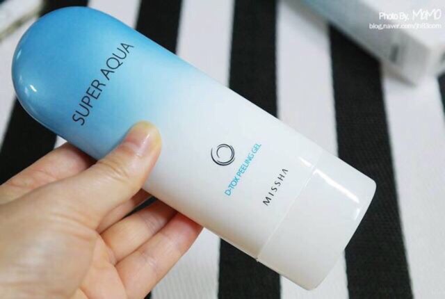 Tẩy da chết Missha Super Aqua D-tox Peeling Gel.