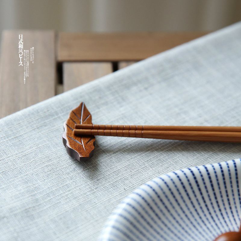 Gác đũa gỗ tự nhiên trang trí bàn ăn phong cách Nhật Bản