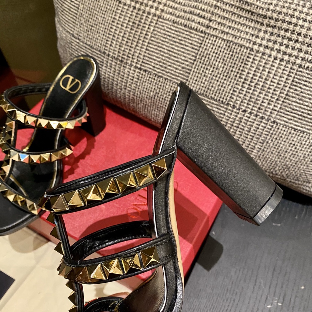 Xăng Đan Da Cừu Đính Đinh Tán Toàn Diện Kiểu Cổ Điển Valentino 2022