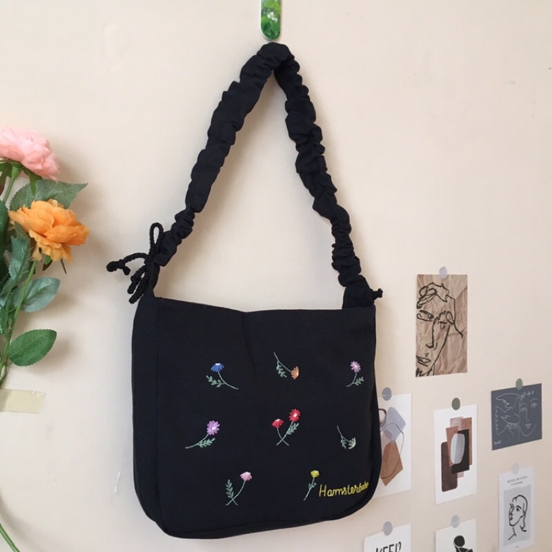 Túi Vải đeo chéo dây rút thêu hoa và tên phong cách unisex