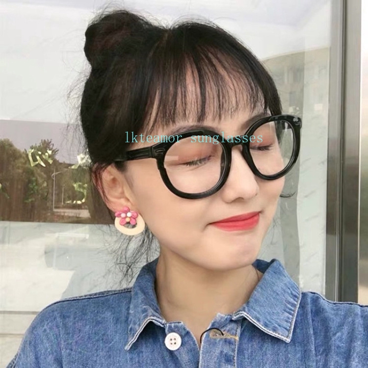 Gọng kính dạng tròn phong cách thời trang phong cách mọt sách