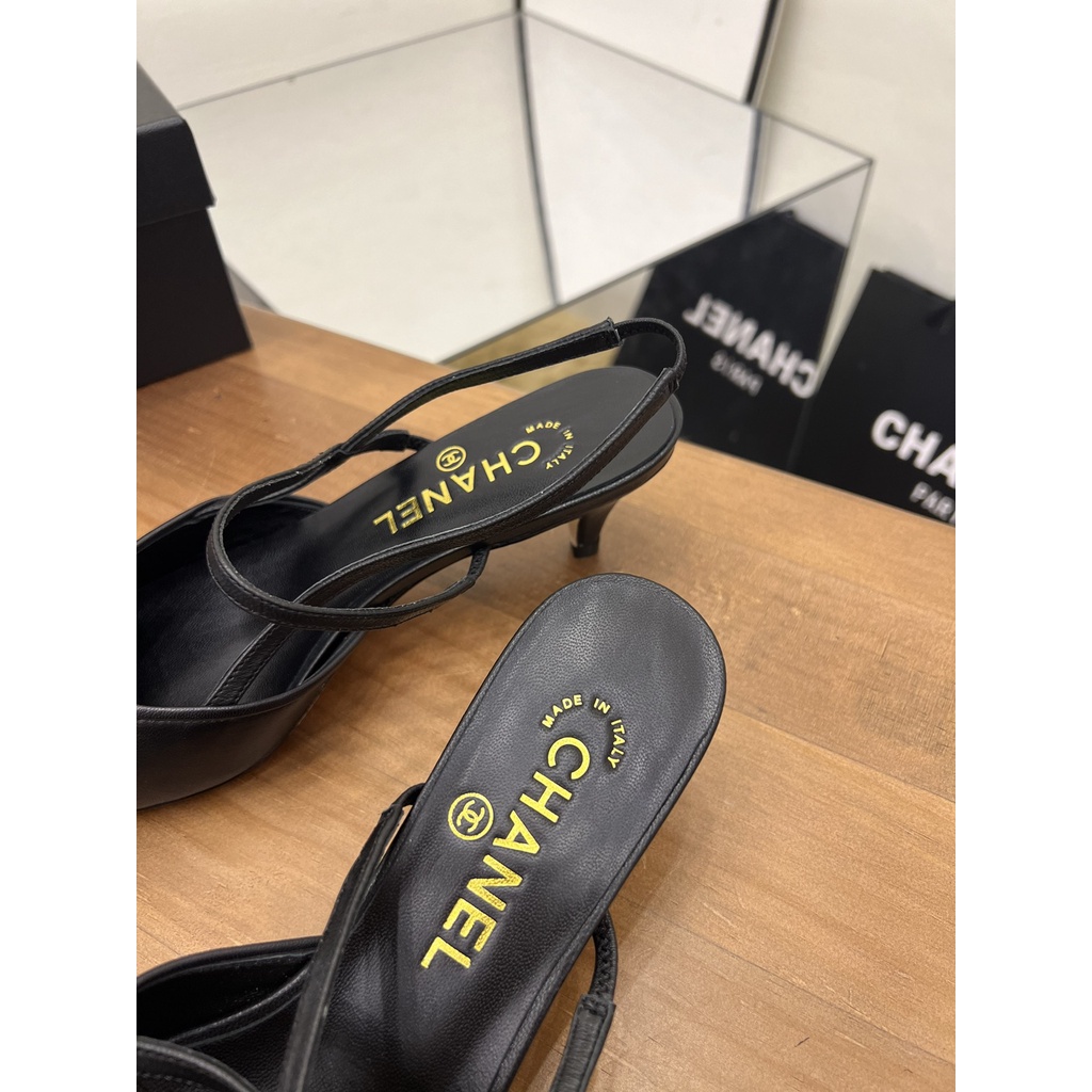 Giày cao gót nữ da thật thời trang cao cấp 𝘾𝙝𝙖𝙣𝙚𝙡 𝘾𝙝𝙖𝙣n𝙚𝙡 CN thiết kế đính bông hoa ở mũi giày, phong cách thanh lịch