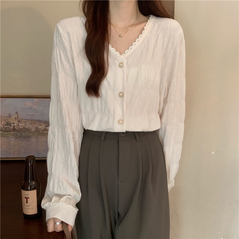 Áo sơ mi trắng cổ tim nút ngọc - taobao có sẵn