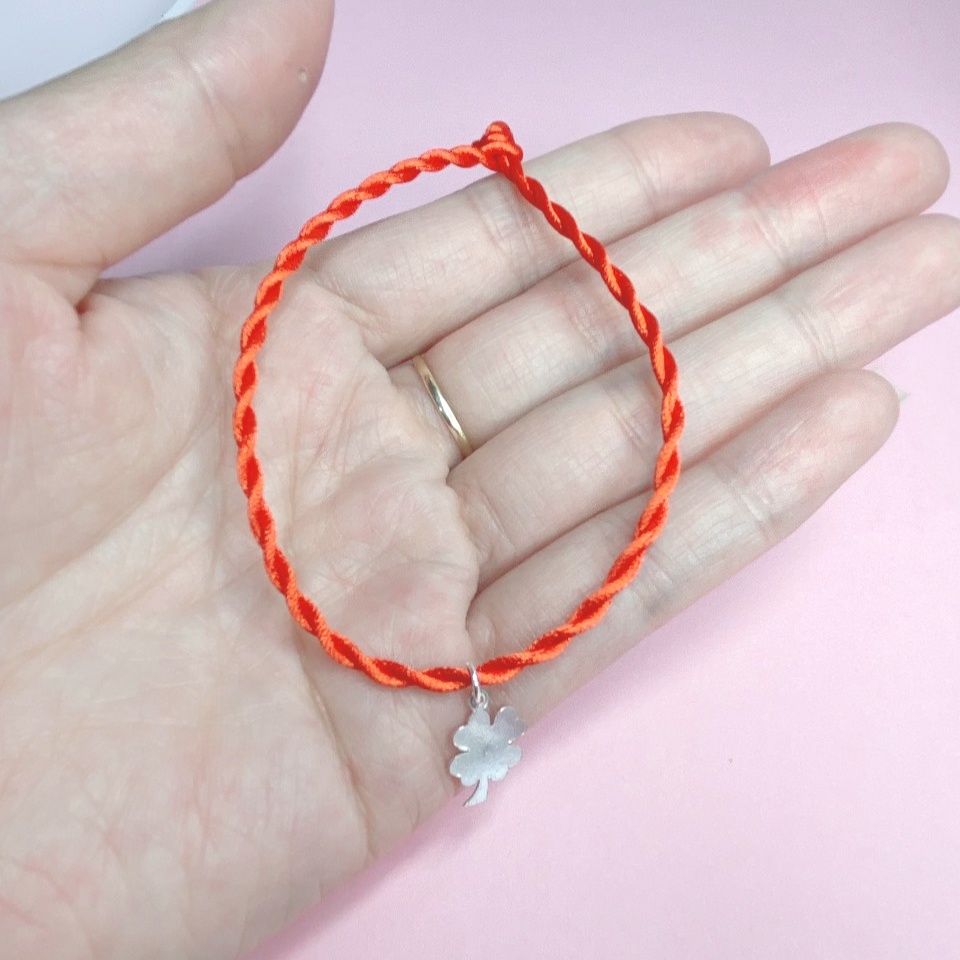 Vòng tay chỉ đỏ gắn cỏ 4 lá bạc ta đem lại may mắn