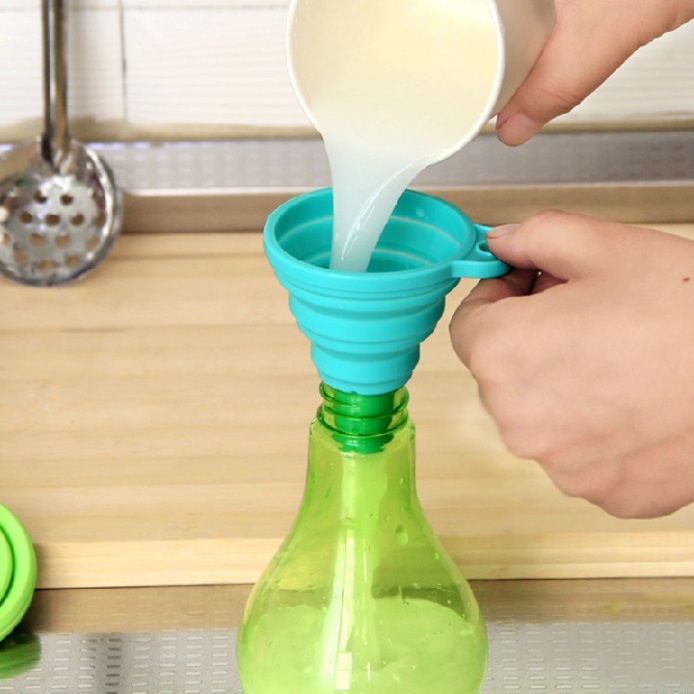 Phễu gấp gọn nhỏ xinh chất liệu silicon chịu nhiệt tốt.