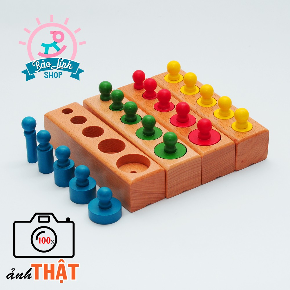 Giáo cụ Montessori 0-3 - Bộ núm trụ mầu - Bản gia đình giúp bé học về màu sắc, phân biệt to nhỏ, cao thấp