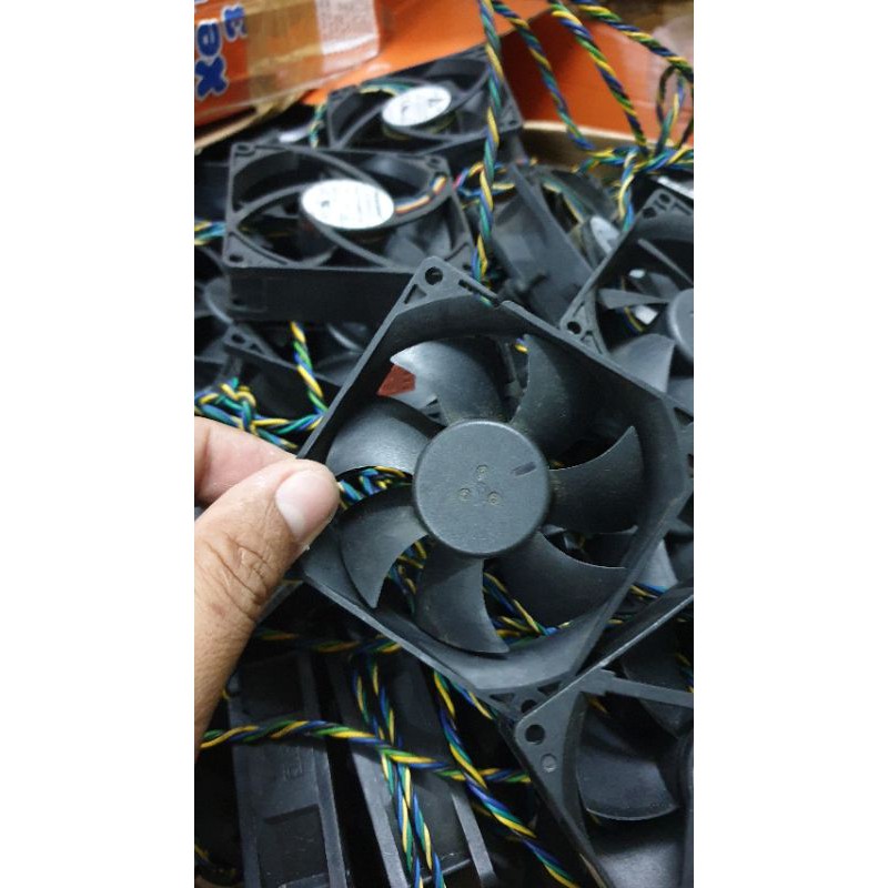 10 Quạt 8cm x 8cm x 2.5cm 12v 0.60A gió nhiều không ồn