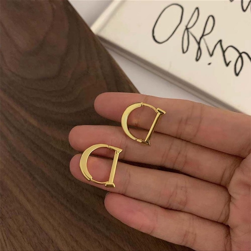 Khuyên tai  titan chữ D cao cấp