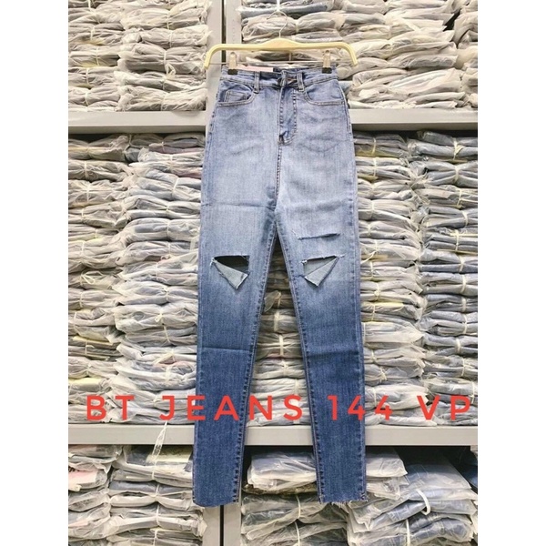 Quần bò ôm loang rách gối lưng cao