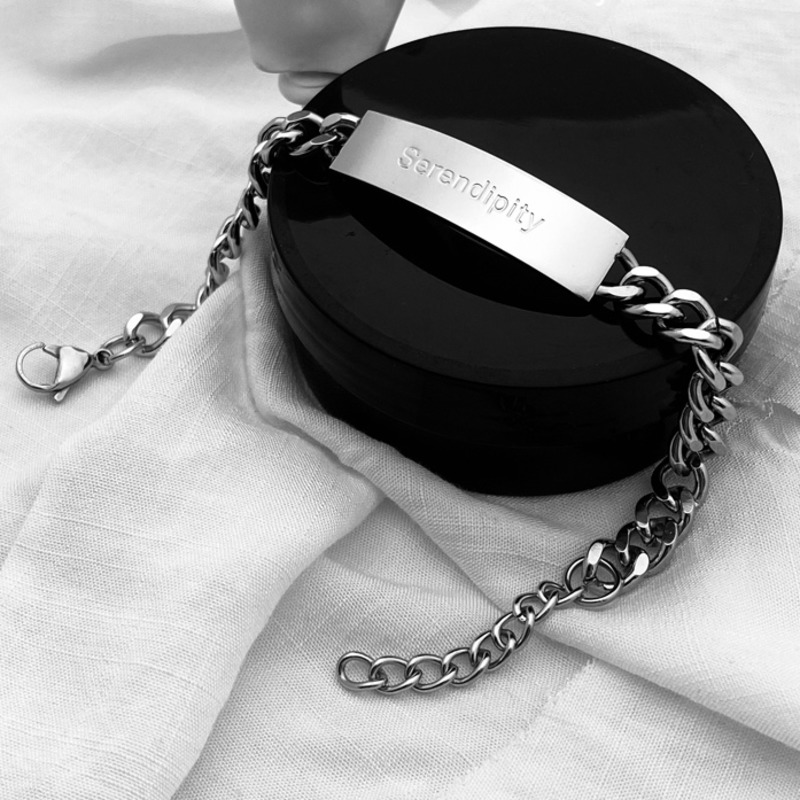 Vòng tay thép titan mặt vuông phong cách đơn giản