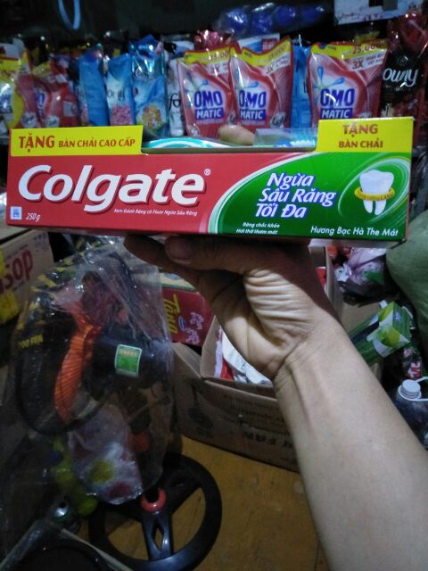 Combo  2 cây  kem đánh răng  Colgate ngừa sâu răng tối đa 225g có tặng kèm bàn  chải.