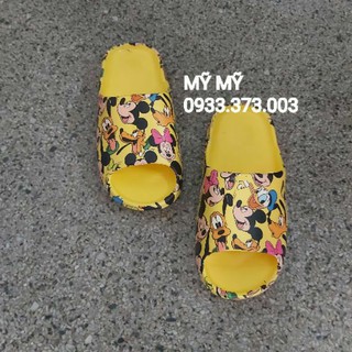 Dép bánh mì hình Mickey cho bé.