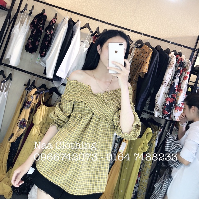 Áo trễ vai vàng kẻ
