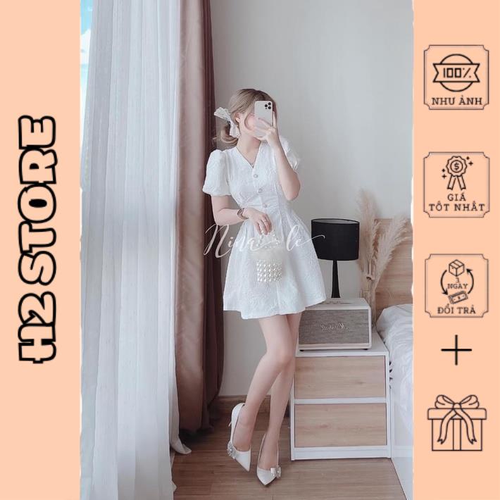 Váy trắng gấm cúc ngọc chun lưng sau cổ V tay bồng