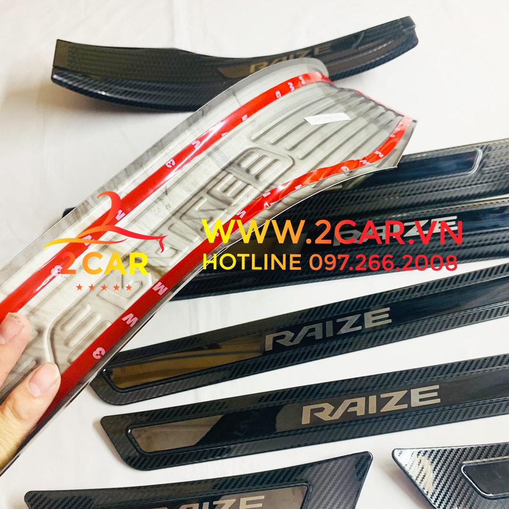 Ốp bậc cửa, nẹp bước chân Carbon xe Toyota Raize 2021 - 2022, Vân cacbon cao cấp