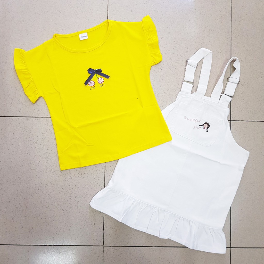 Bộ áo thun vàng cherry và yếm kaki trắng bé gái