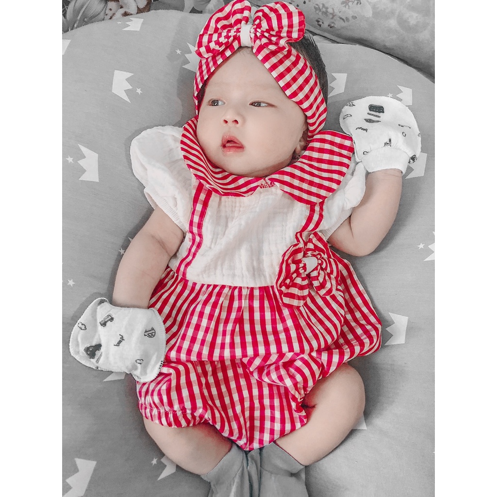 Đồ sơ sinh em bé gái Nina Kids Boutique Body yếm liền cho bé Size 0m 24m Caro đỏ phối xô muslin trắng Kèm turban