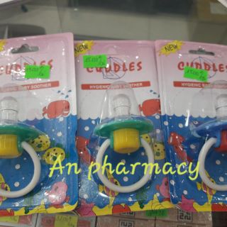 Ty ngậm Cuddles cho bé