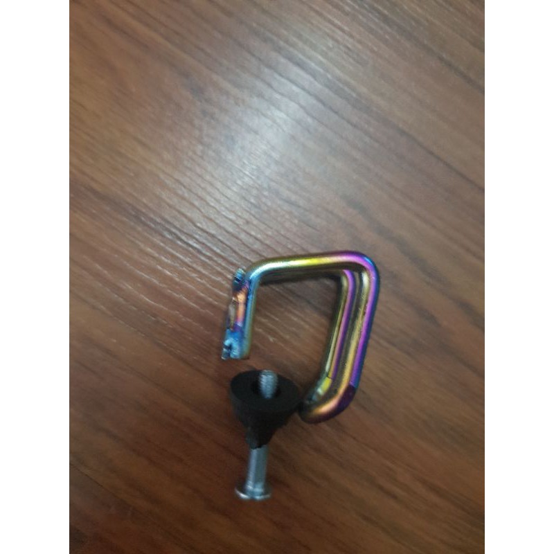 Móc treo đồ giữa titan