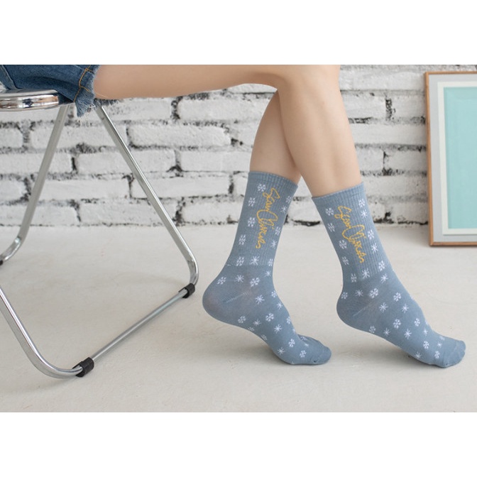 Vớ Frozen cao cổ Nam Nữ phong cách thể thao, trẻ trung, năng động.