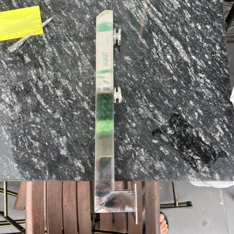 Trụ cầu thang kính bắt cạnh inox sus 304