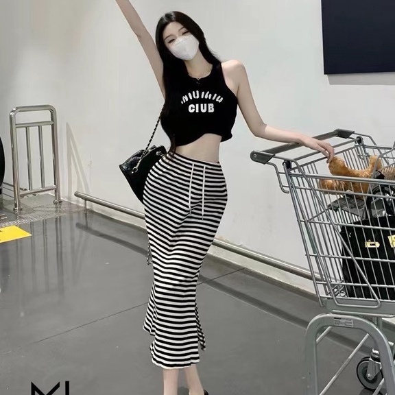 Set áo thun croptop balo đen chữ phối chân váy maxi sọc ngang , Sét bộ thể thao cực
