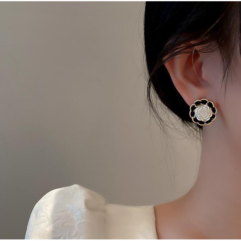 Bông Tai Hoa Trà Đen Phong Cách Hàn Quốc Dễ Phối Đồ