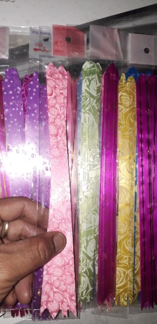 Sét 50 chiếc rút nơ trang trí bằng nhựa kích thước 1x22cm nhiều màu