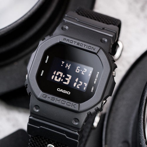 Đồng hồ thể thao nam G-shock CASIO DW-5600BBN-1DR mặt kính cường lực chống đạn chống