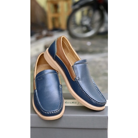 Giày lười CLARKS chính hãng cho nam da bò mềm, nhập khẩu Thái Lan, đế khâu chỉ may chắc chắn.