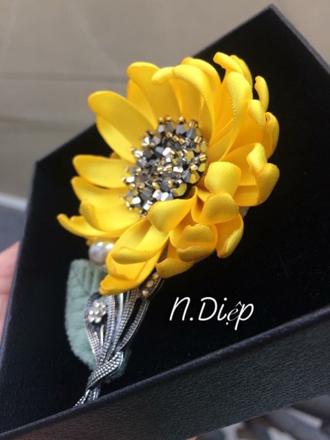 Hoa cài áo đính đá phalê cao cấp