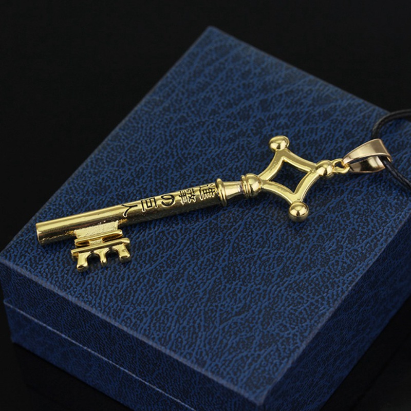 vòng cổ kim loại mặt hình chìa khóa trong Attack On Titan